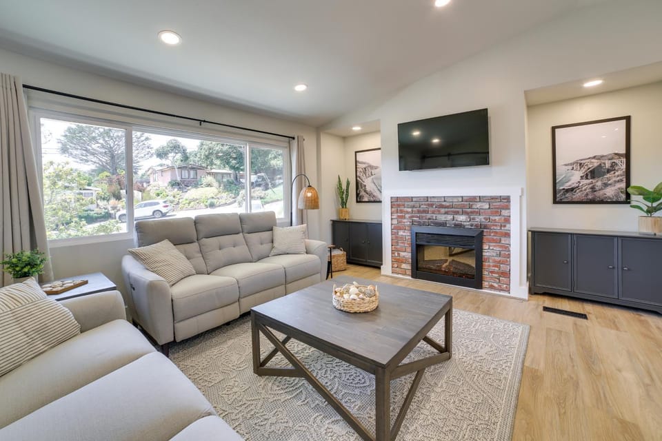 Pet-Friendly Monterey Home 2 Mi to Beach House in Del Rey Oaks