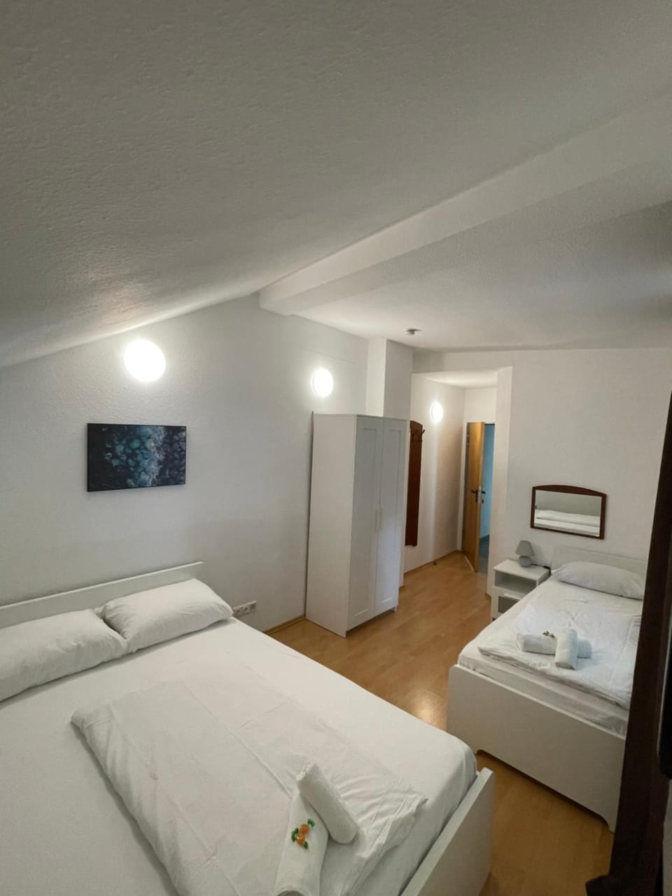 Bed, TV and multimedia, Photo of the whole room, Bedroom, towels, wardrobe