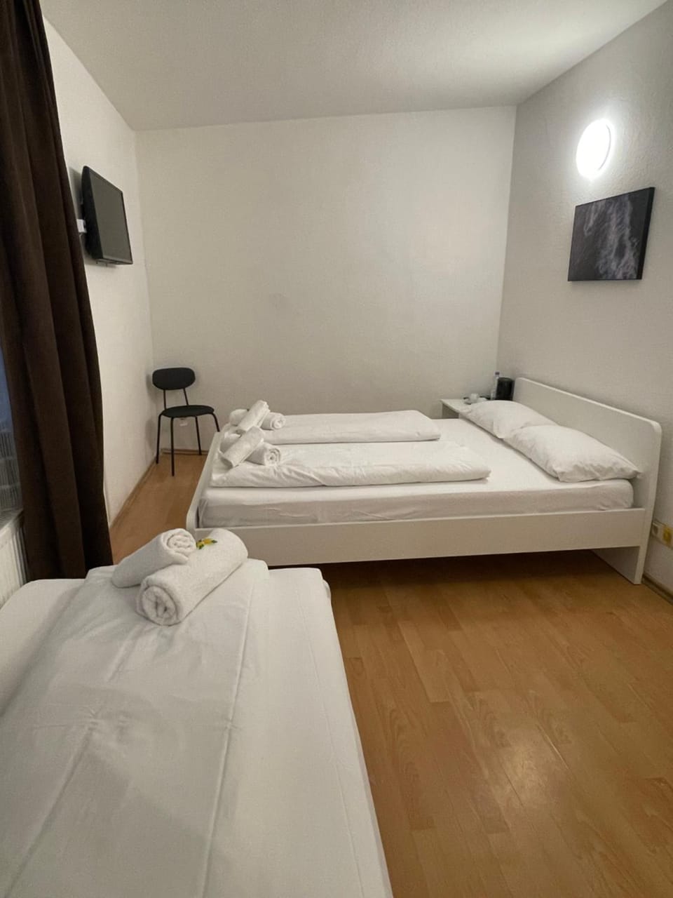 Bed, TV and multimedia, Photo of the whole room, Bedroom, towels