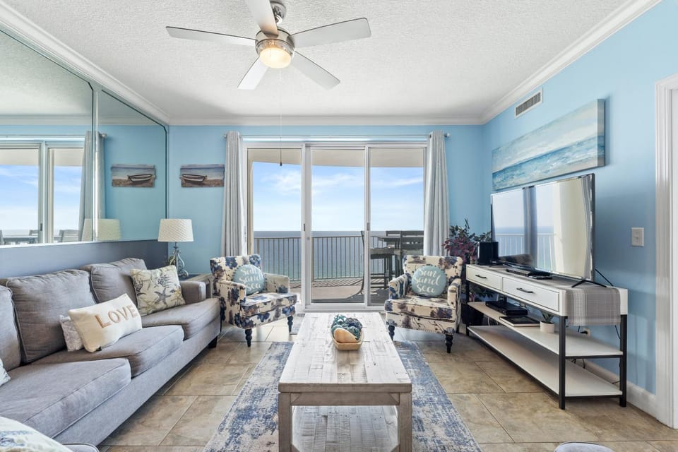 TV and multimedia, View (from property/room), Balcony/Terrace, Living room, Decorative detail, Seating area, Sea view, fireplace