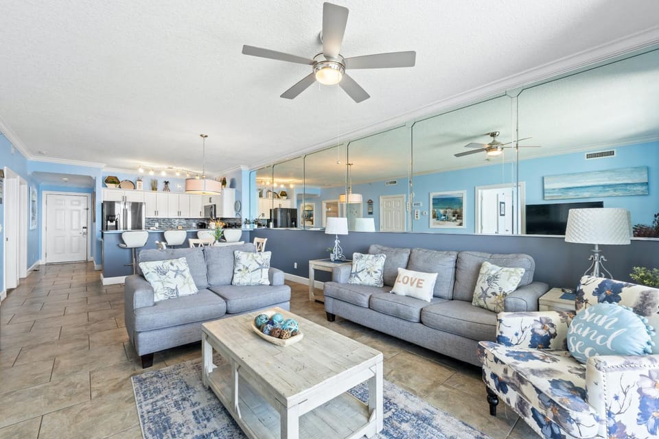 Living room, Decorative detail, Seating area, Dining area, fireplace, kitchen