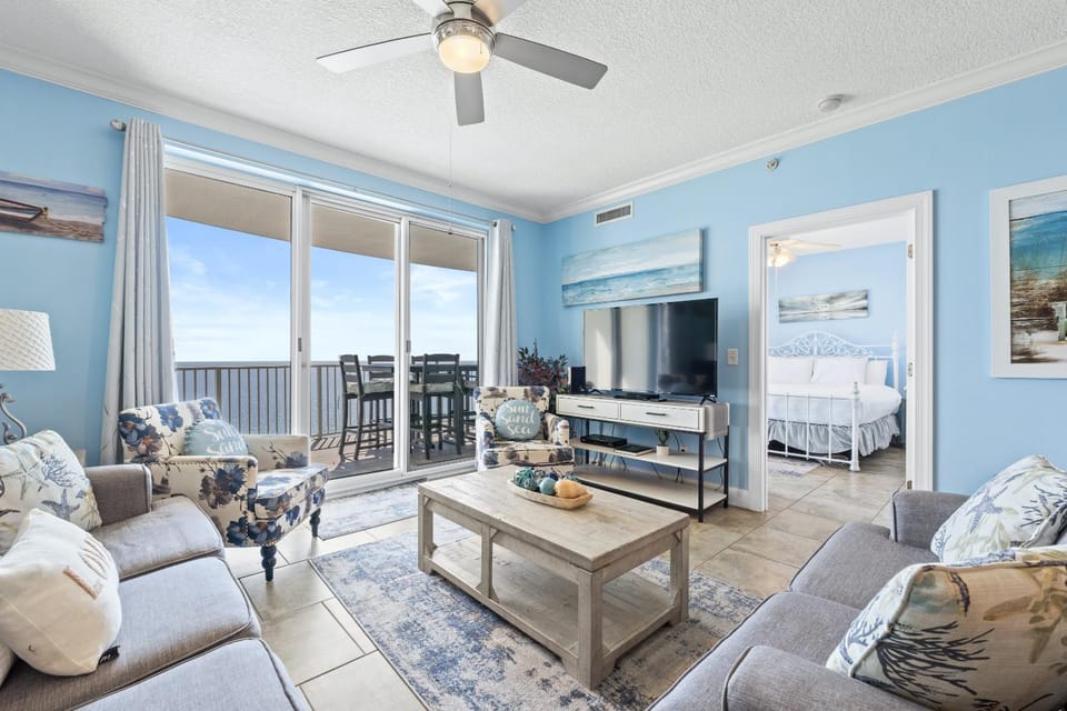 Bed, TV and multimedia, View (from property/room), Balcony/Terrace, Living room, Decorative detail, Seating area, Bedroom, Sea view, fireplace