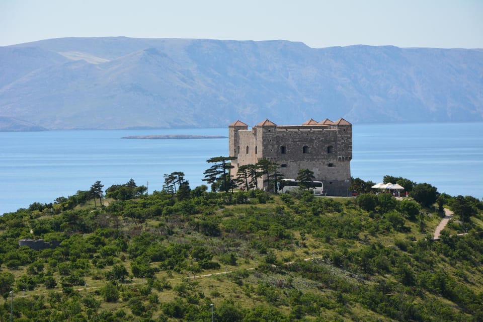 Nearby landmark, Restaurant/places to eat, Neighbourhood, Natural landscape