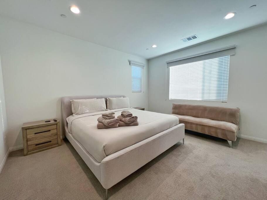 Modern Lux Home Near Disneyland And In The Heart Of OC! House in Santa Ana