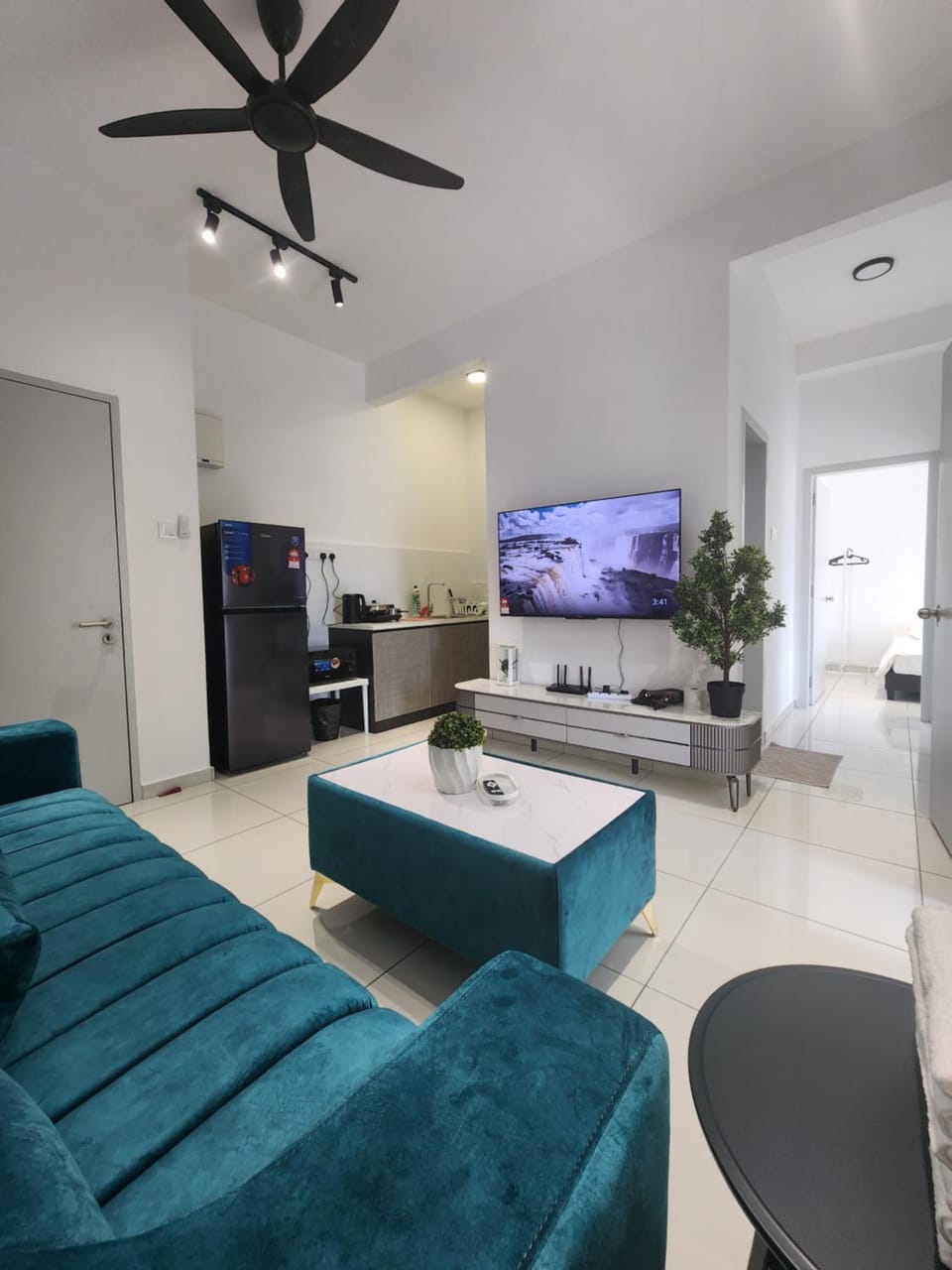 TV and multimedia, Kitchen or kitchenette, Living room, Seating area, Dining area