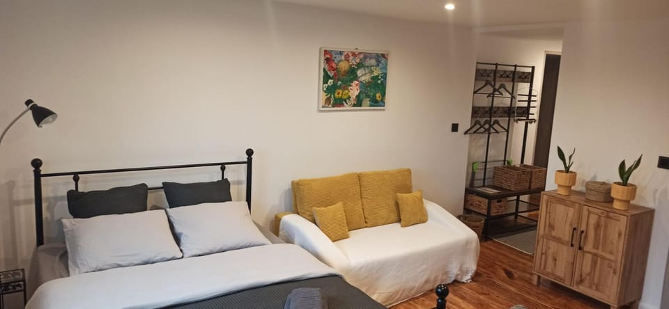 Bed, Seating area