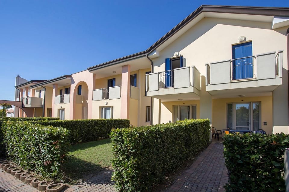Property building, Facade/entrance, Garden, Balcony/Terrace, Garden view