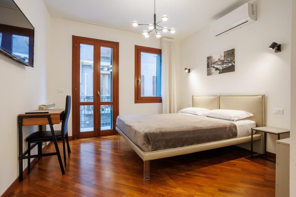 Bed, TV and multimedia, Balcony/Terrace, Photo of the whole room, Seating area, Bedroom, air conditioner