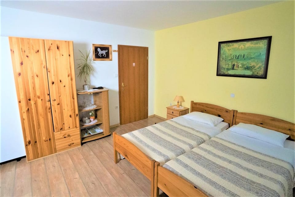 Bed, Bedroom, hair dresser