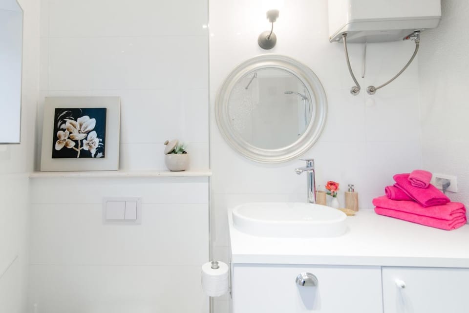 Bathroom, towels