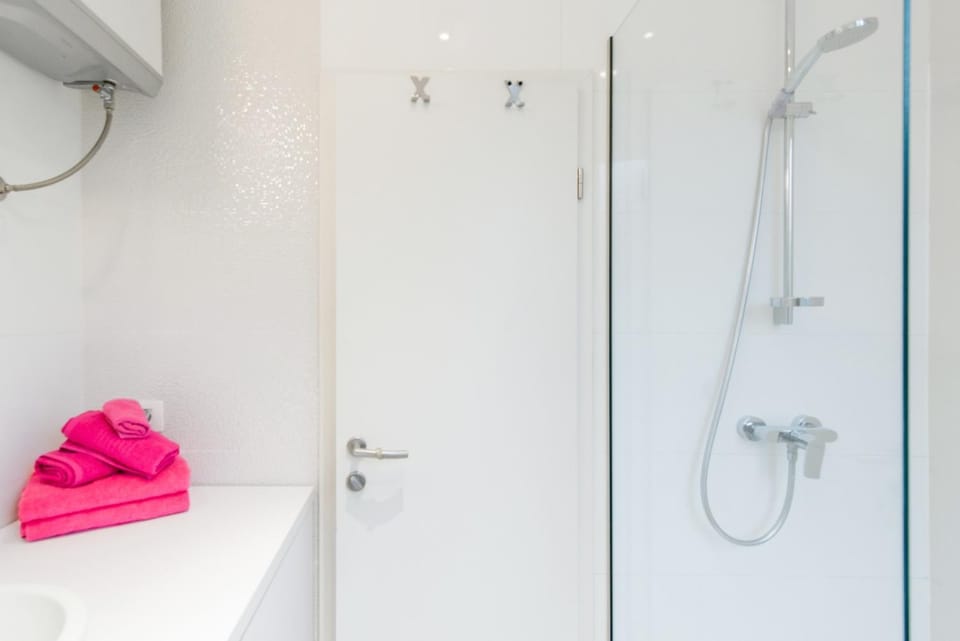 Shower, Bathroom, towels