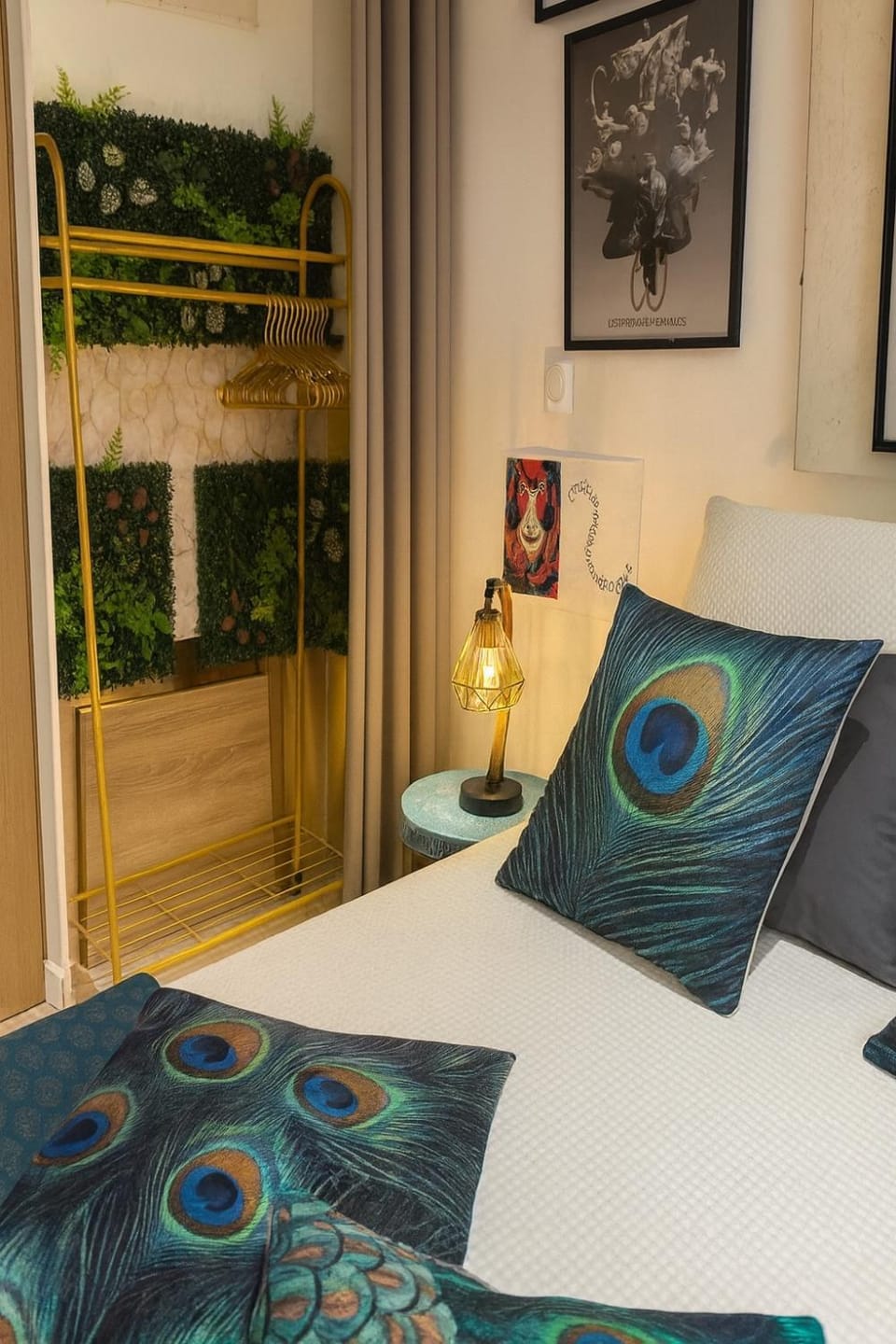Bed, Photo of the whole room, Decorative detail, Bedroom, storage