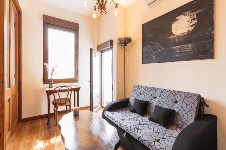 Living room, Seating area, Dining area, air conditioner