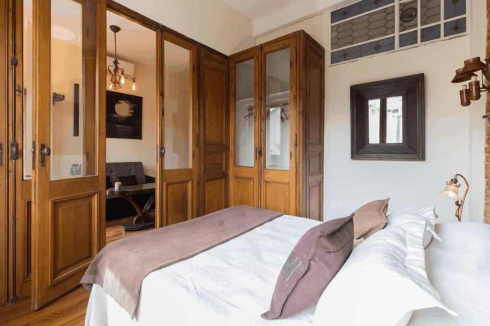 Bed, Photo of the whole room, wardrobe