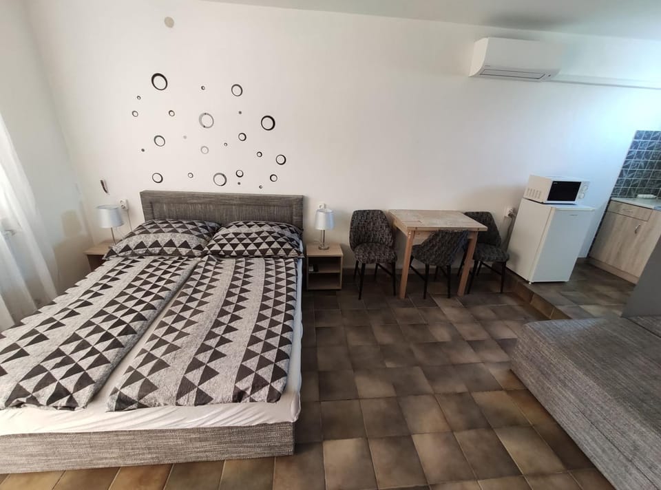 Bed, Photo of the whole room, air conditioner