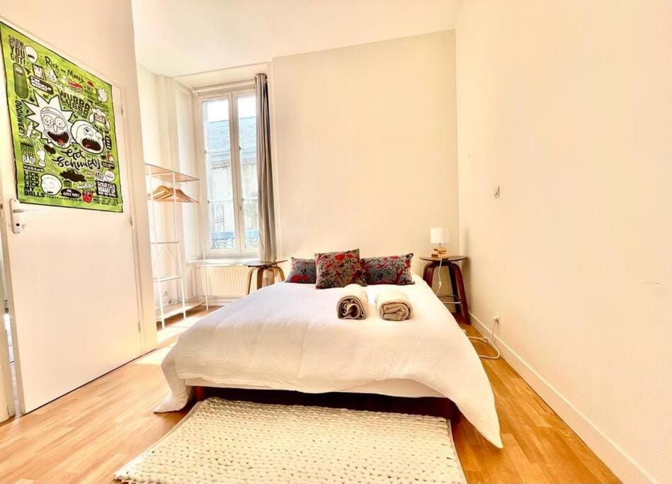 Bed, Photo of the whole room, Bedroom