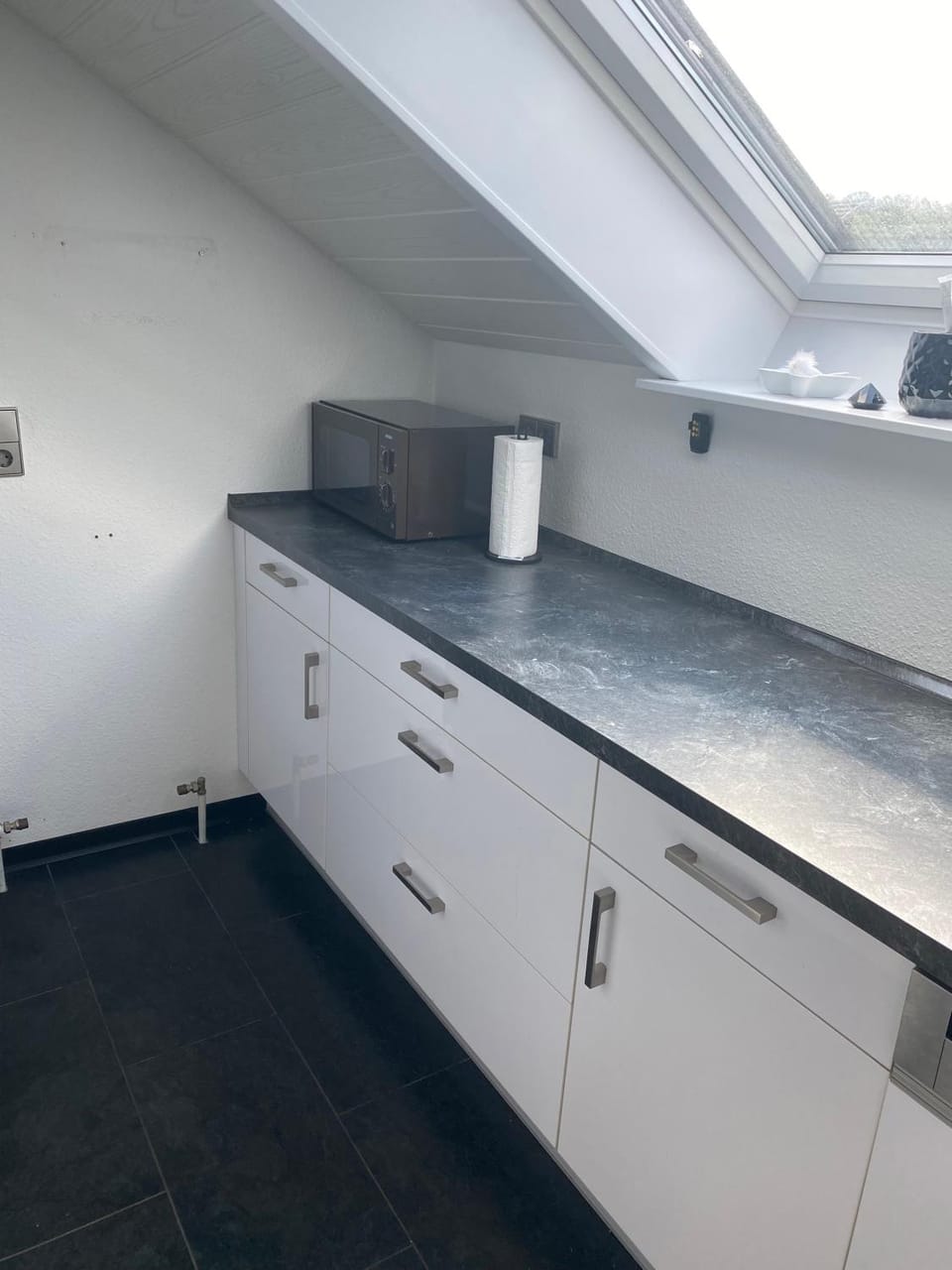Kitchen or kitchenette, minibar