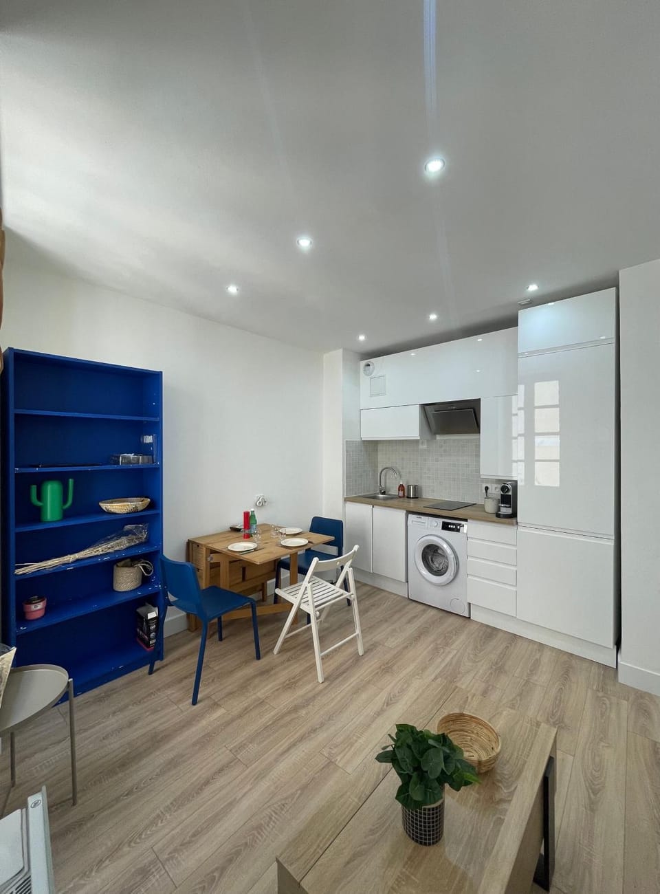 Kitchen or kitchenette, Living room, Dining area, stove, washing machine, dryer