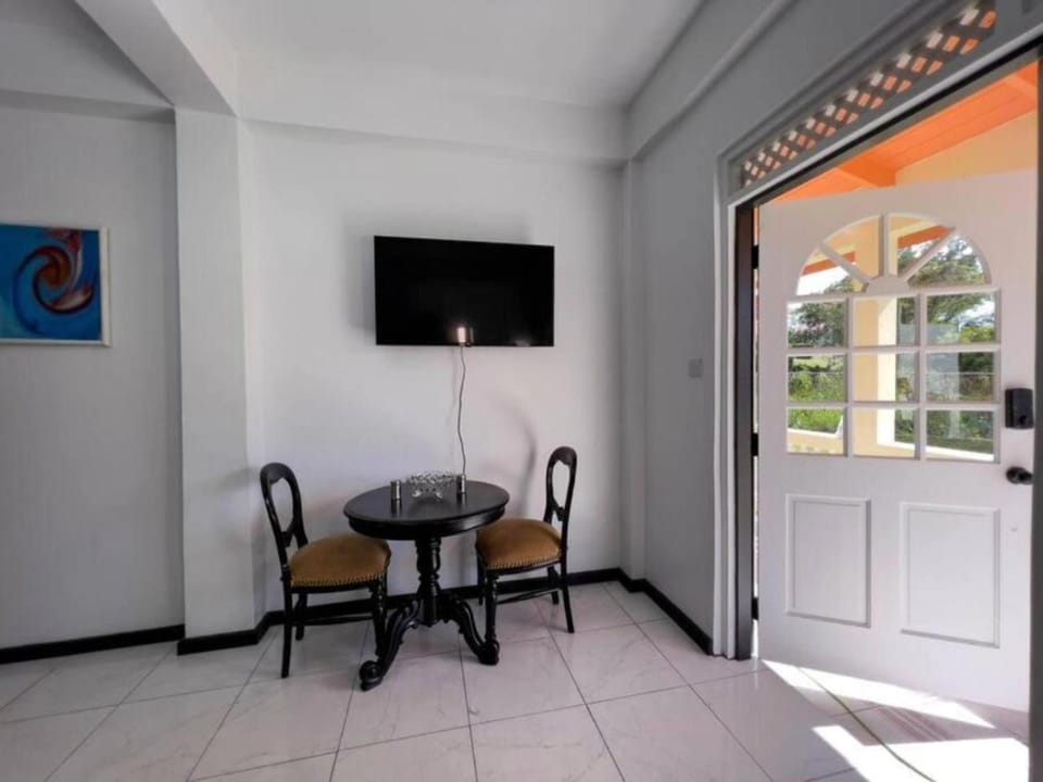 TV and multimedia, Balcony/Terrace, Dining area, locker
