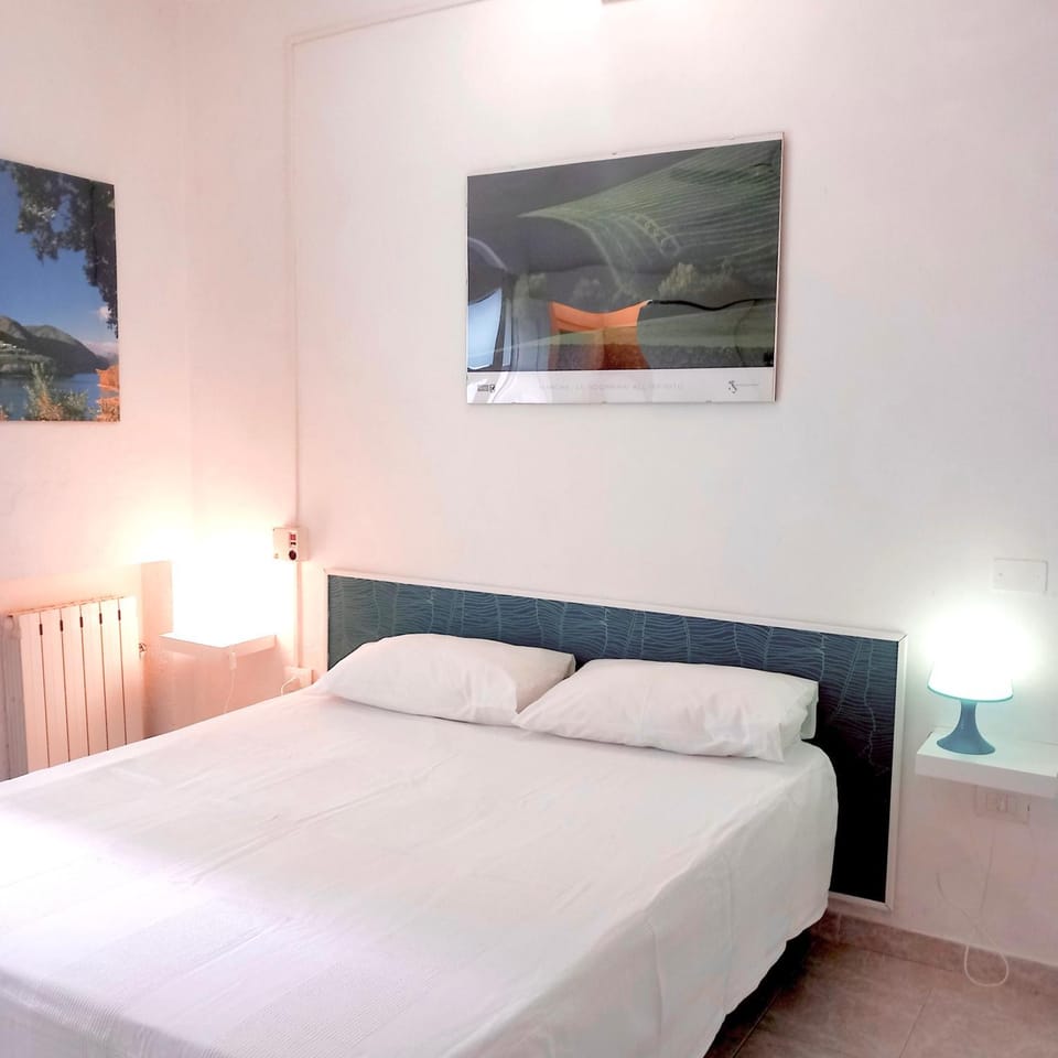 Bed, Photo of the whole room, Bedroom, fireplace, fireplace, hair dresser, hair dresser, internet, internet