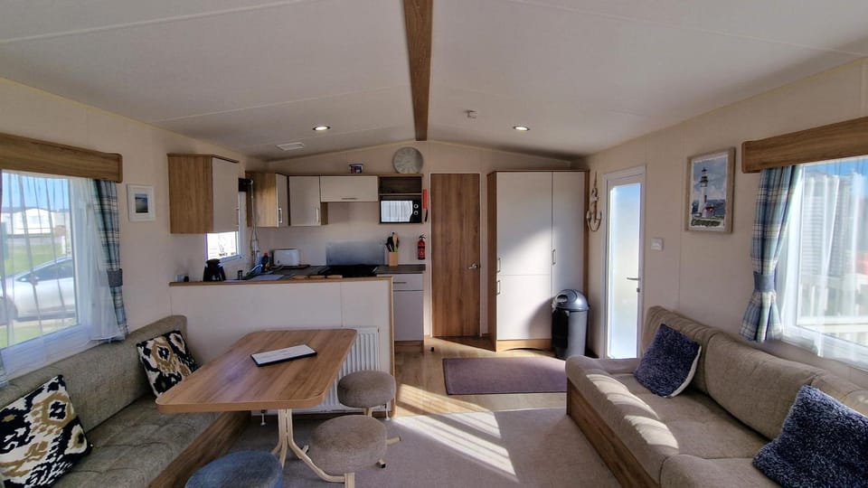 The Burrows Family Retreat, West Sands Holiday House in Selsey