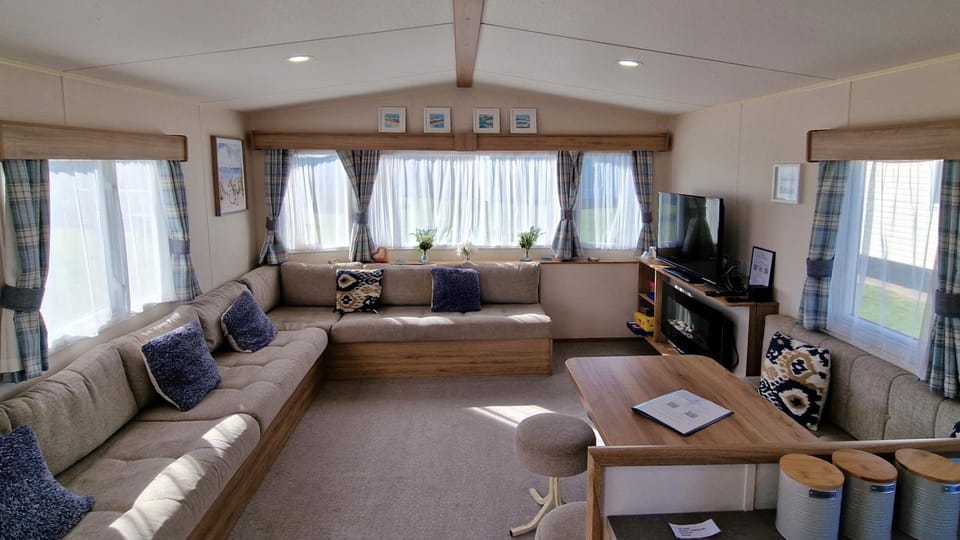 The Burrows Family Retreat, West Sands Holiday House in Selsey
