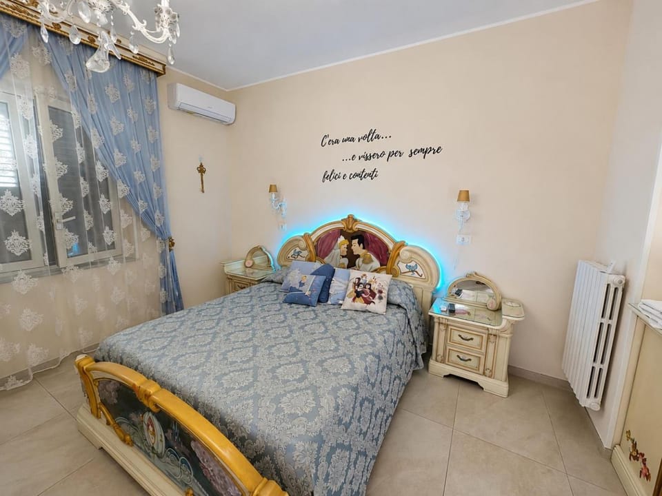 Bed, Photo of the whole room, Bedroom, air conditioner