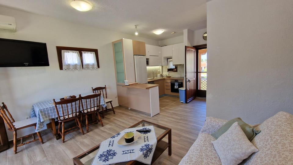 TV and multimedia, Seating area, Dining area
