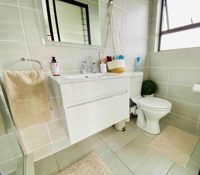 Toilet, towels