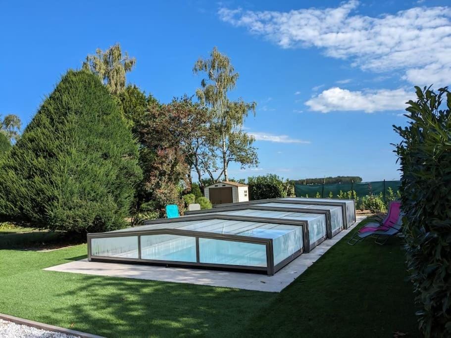 Swimming pool, sunbed