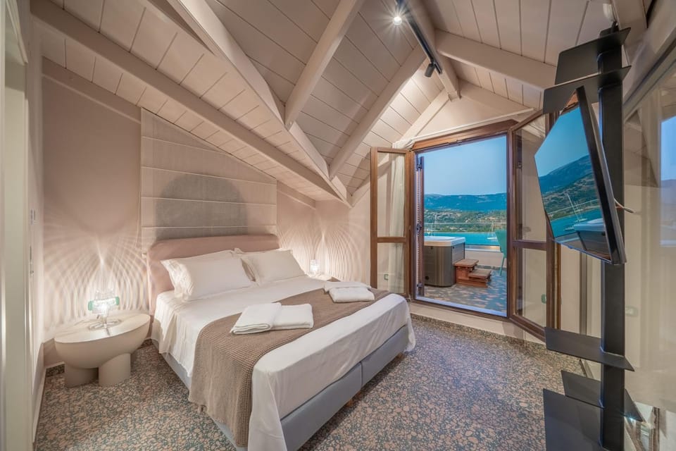 Bed, TV and multimedia, Balcony/Terrace, Bedroom