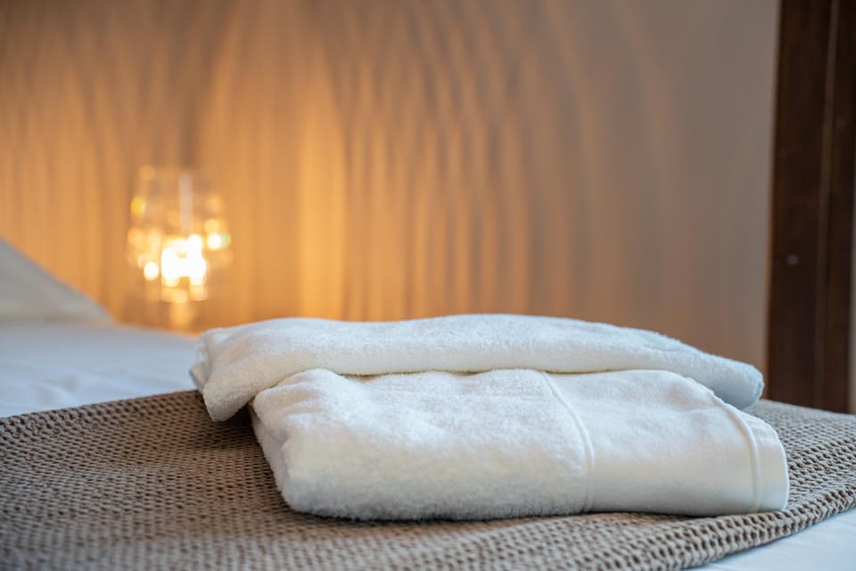 Bedroom, towels