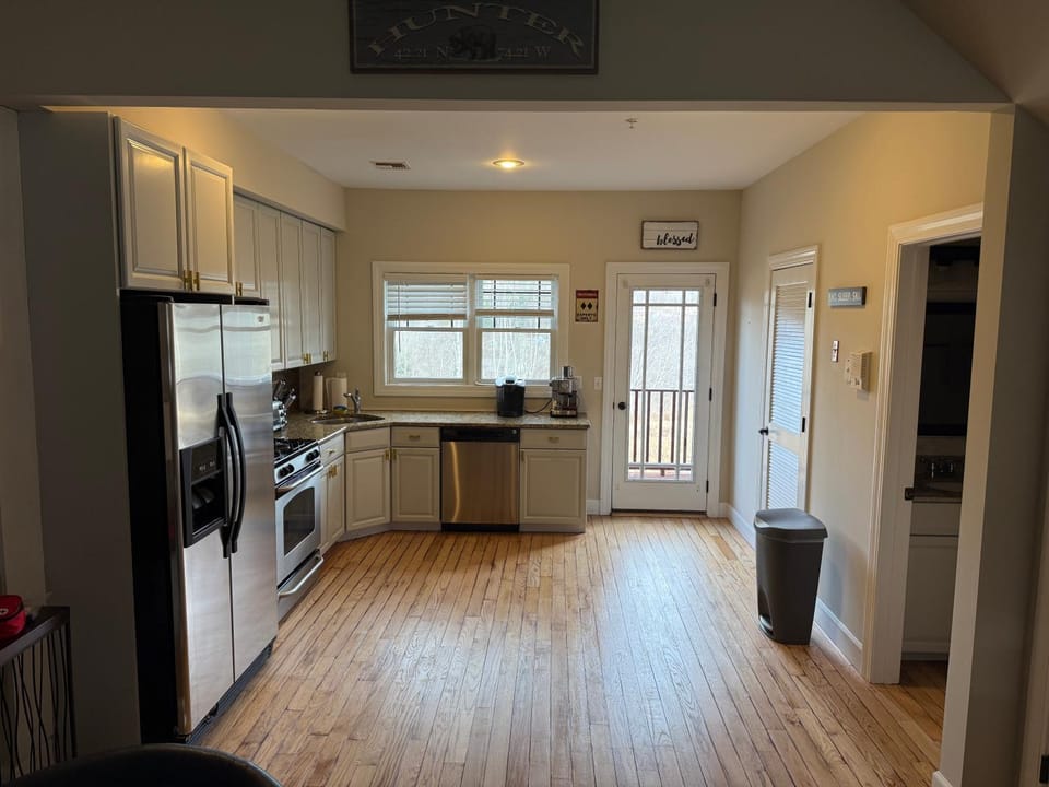Massive LUX 3BR Ski ON/OFF Condo on MTN.Sleeps 12! House in Hunter