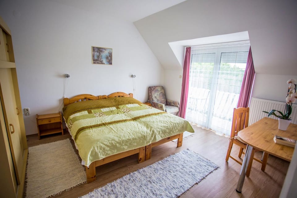 Photo of the whole room, Bedroom