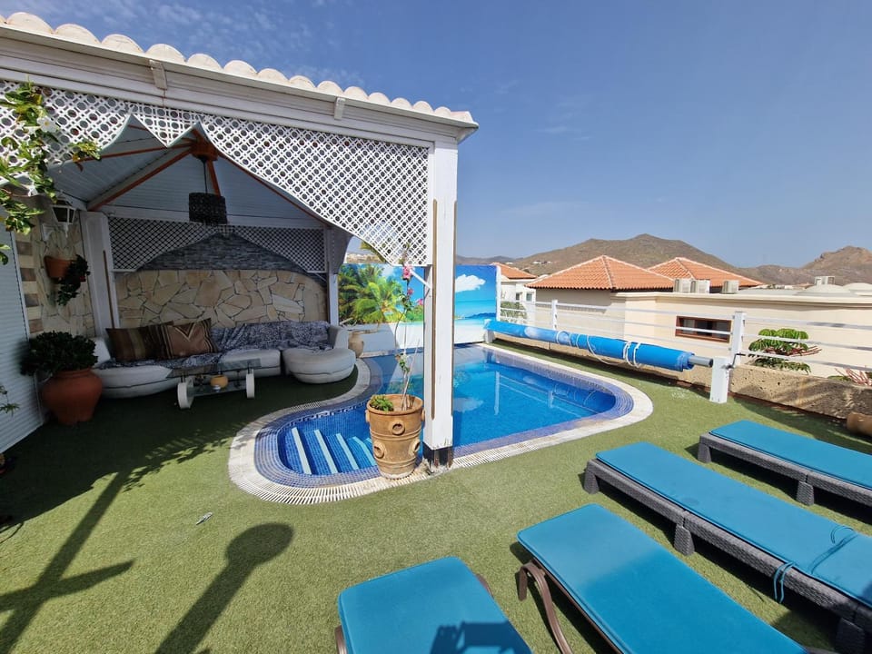 Swimming pool, sunbed