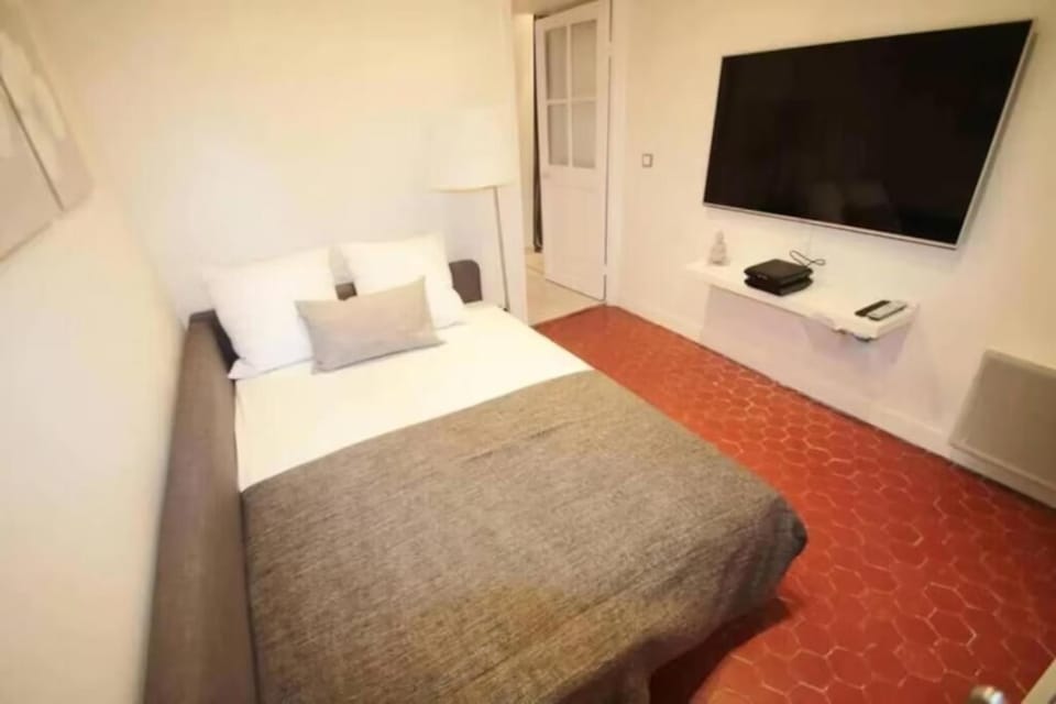 Bed, TV and multimedia, Bedroom