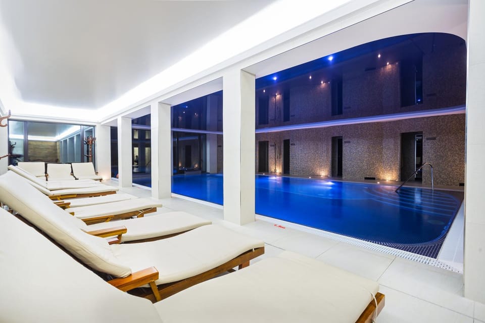 Pool view, Swimming pool, sunbed