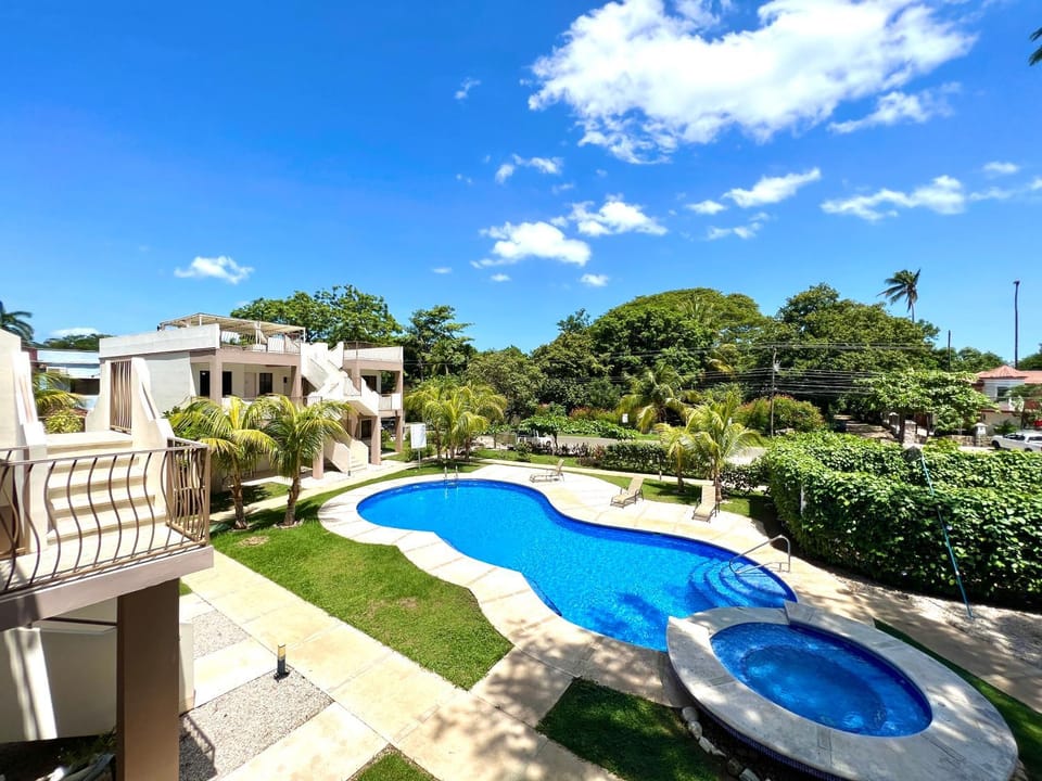Charming condo with a rooftop, across beach House in Coco