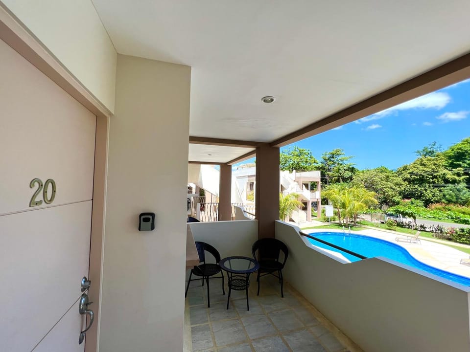 Charming condo with a rooftop, across beach House in Coco
