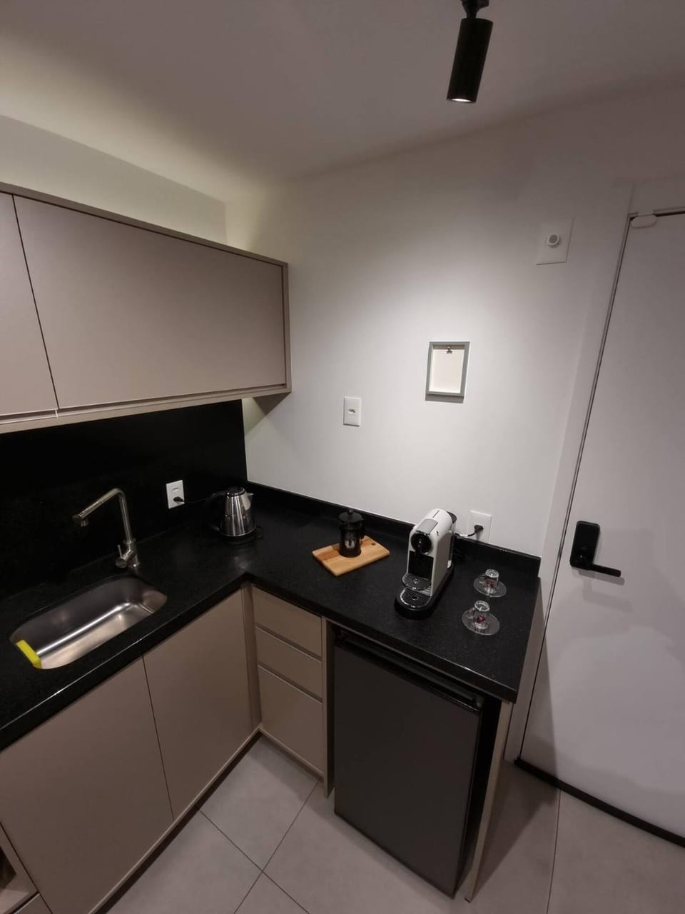 Coffee/tea facilities, Kitchen or kitchenette, minibar, stove