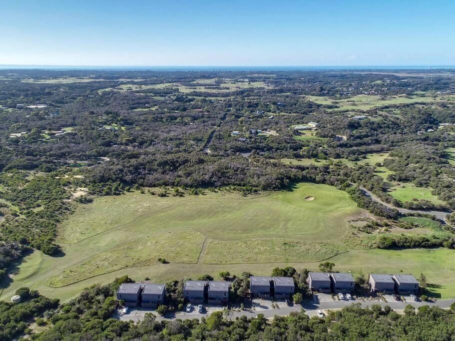 Property building, Day, Natural landscape, Bird's eye view, Golfcourse, Golfcourse