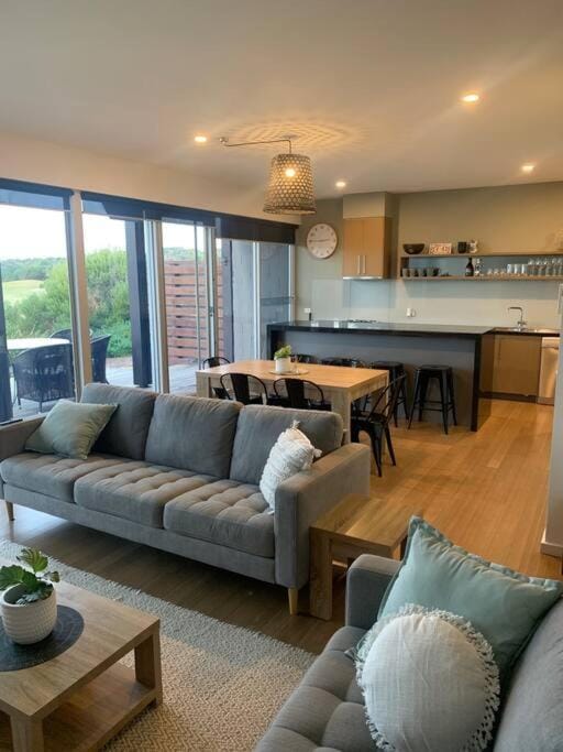 Kitchen or kitchenette, Living room, Seating area, Dining area, dishwasher, pet friendly, stove