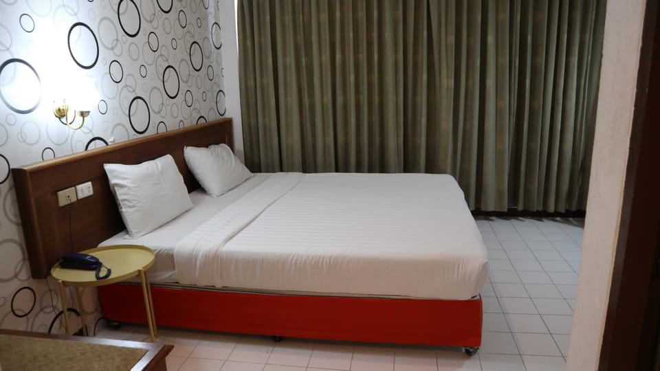Photo of the whole room, Seating area, Bedroom