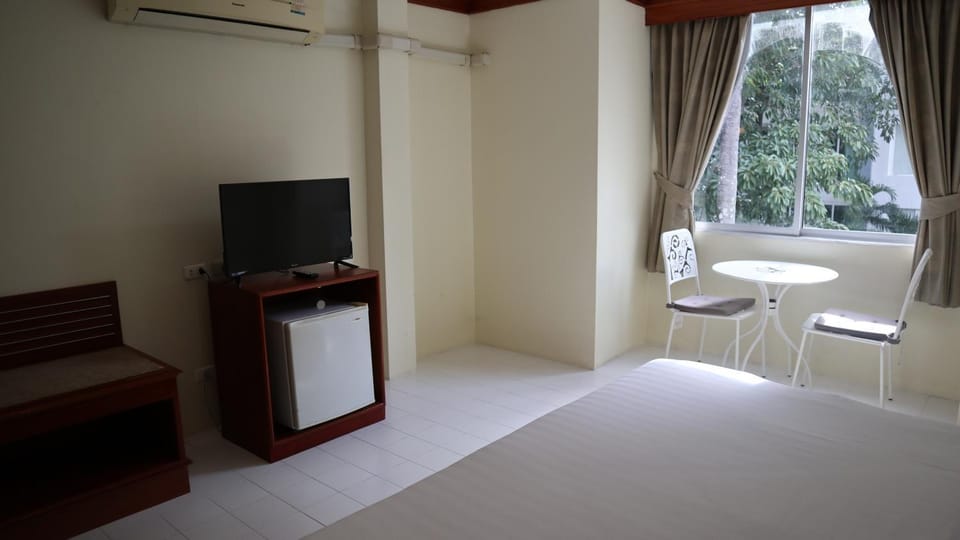 Communal lounge/ TV room, TV and multimedia, Photo of the whole room, Bedroom, air conditioner