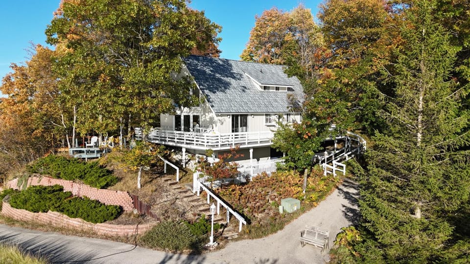 Sunset Serenity - INCREDIBLE HOME ON LAKE BLUFF! House in Lake Township
