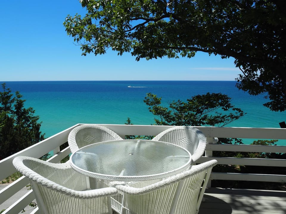 Sunset Serenity - INCREDIBLE HOME ON LAKE BLUFF! House in Lake Township