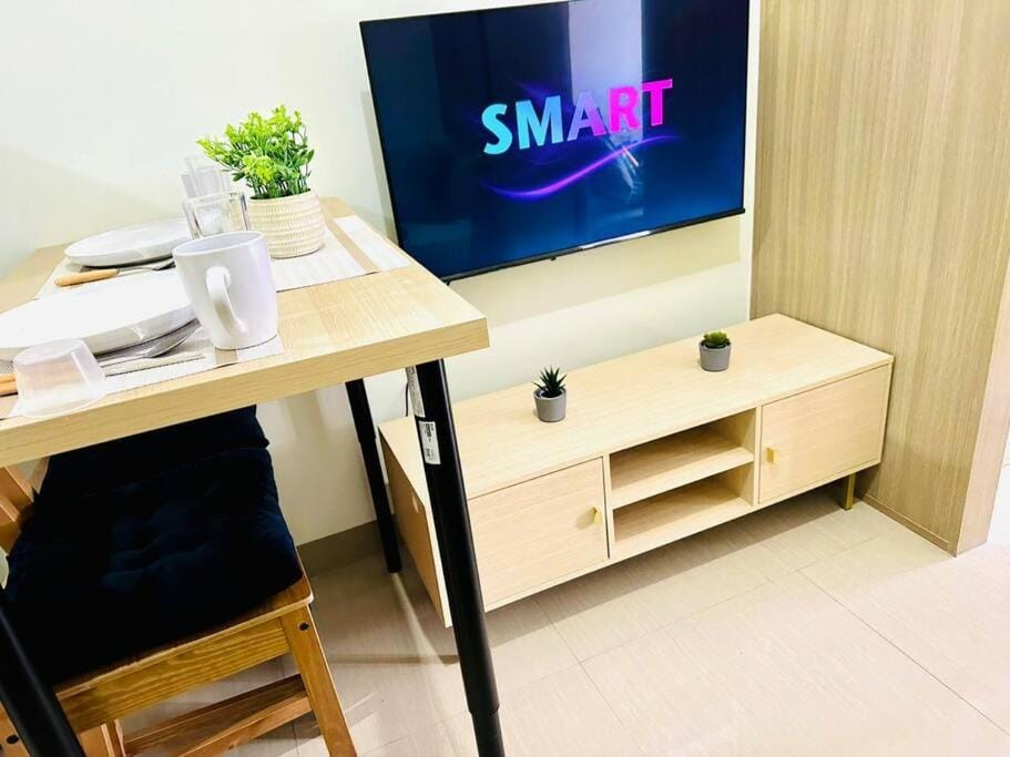 Cozy 1BR at Shore 2 with balcony Apartment in Pasay