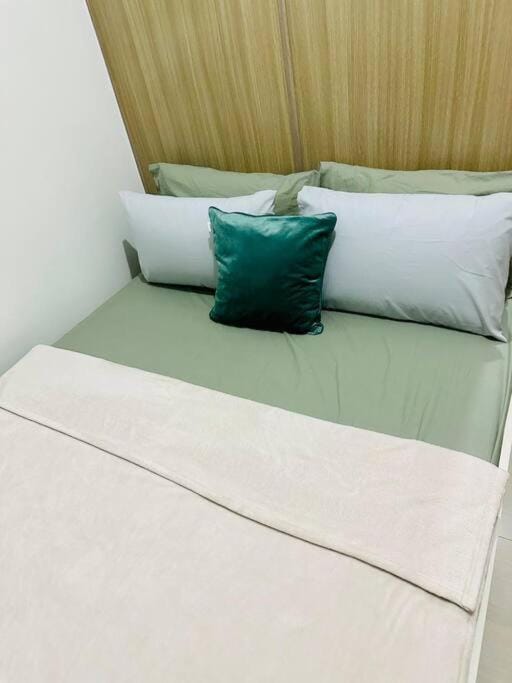 Cozy 1BR at Shore 2 with balcony Apartment in Pasay