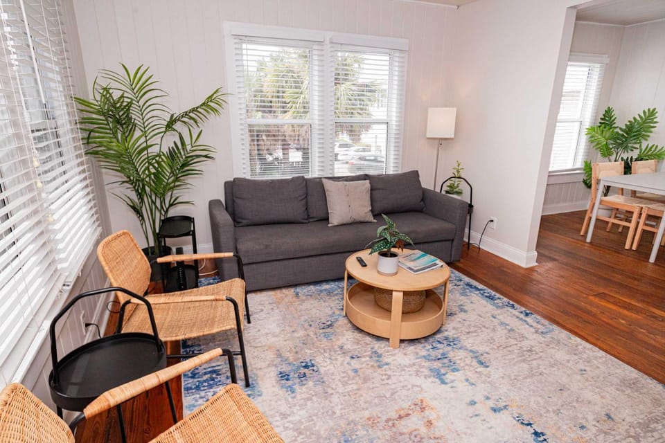 Casual Beach Getaway - Pool - Short Walk to Beach Apartment in Jacksonville Beach