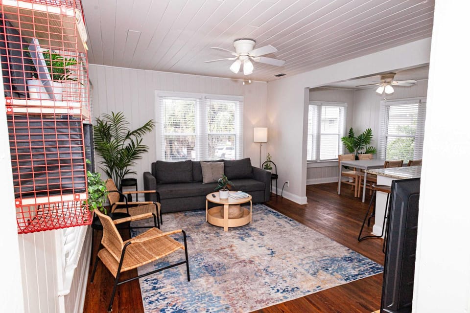 Casual Beach Getaway - Pool - Short Walk to Beach Apartment in Jacksonville Beach